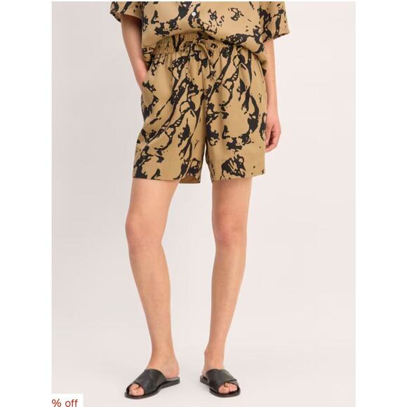 Everlane Vacation Short - Picture 2 of 13